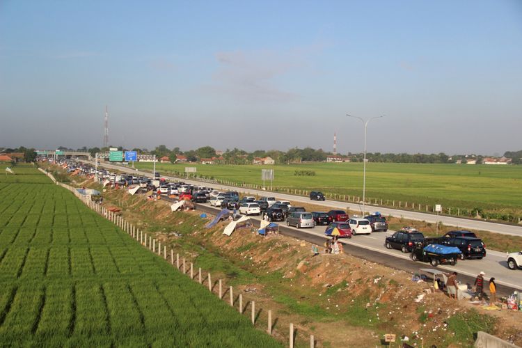 Kendaraan dari arah barat ke timur padat merayap di ruas jalan Tol Cikopo-Palimanan (Cipali) hingga Tol Palimanan-Kanci (Palikanci), Jawa Barat, Rabu (15/7). Dua hari menjelang Lebaran, antrean panjang kendaraan di tol terjadi mulai dari kilometer 160 Tol Cipali sampai km 207 Tol Palikanci.

Kompas/Jumarto Yulianus (JUM)
15-07-2015