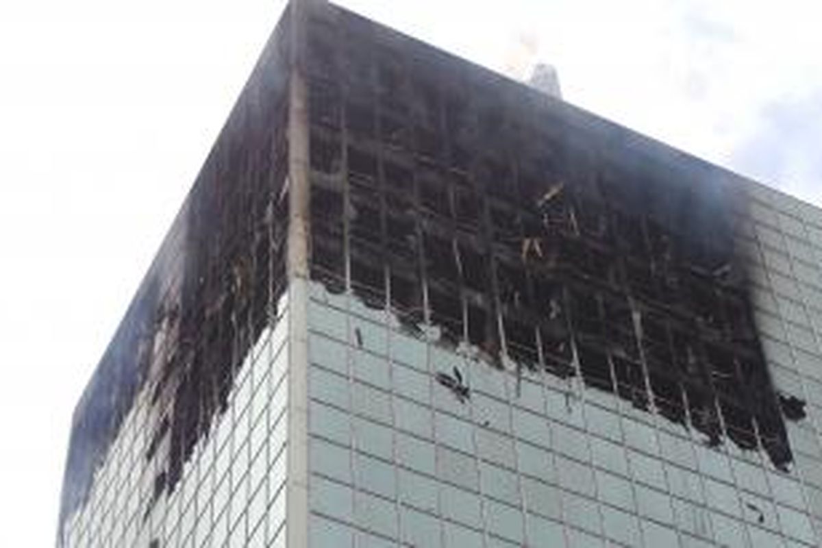 Gedung Wisma Kosgoro terbakar. Selasa (10/3/2015).