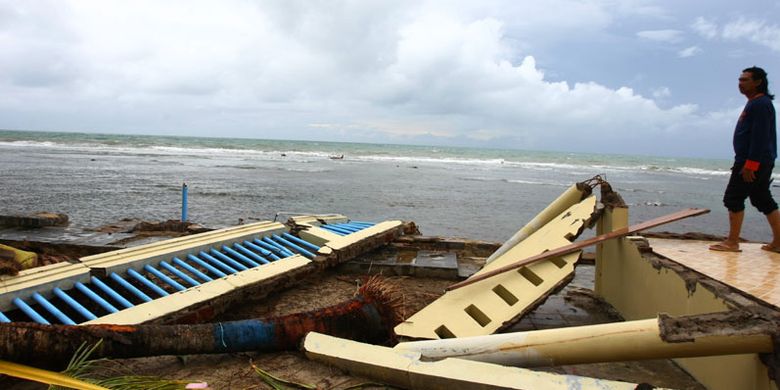 Pengelola berdiri di atas bekas bangunan penginapan yang luluh lantah akibat diterjang tsunami, di kawasan Pantai Carita, Pandeglang, Banten, Selasa (25/12/2018). Menurutnya setiap tahun penginapan tersebut ramai dikunjungi wisatawan yang merayakan pergantian tahun.