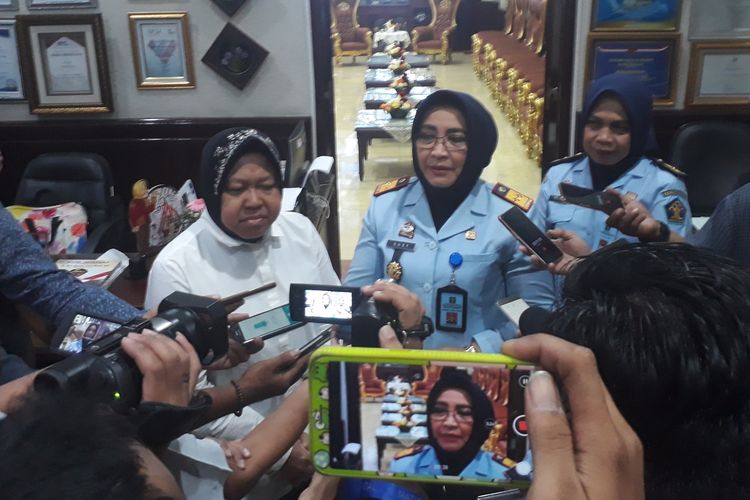 Wali Kota Surabaya Tri Rismaharini saat diwawancarai bersama Kepala Kemenkumham Jatim Susy Susilawati di Balai Kota Surabaya, Selasa (7/5/2019).