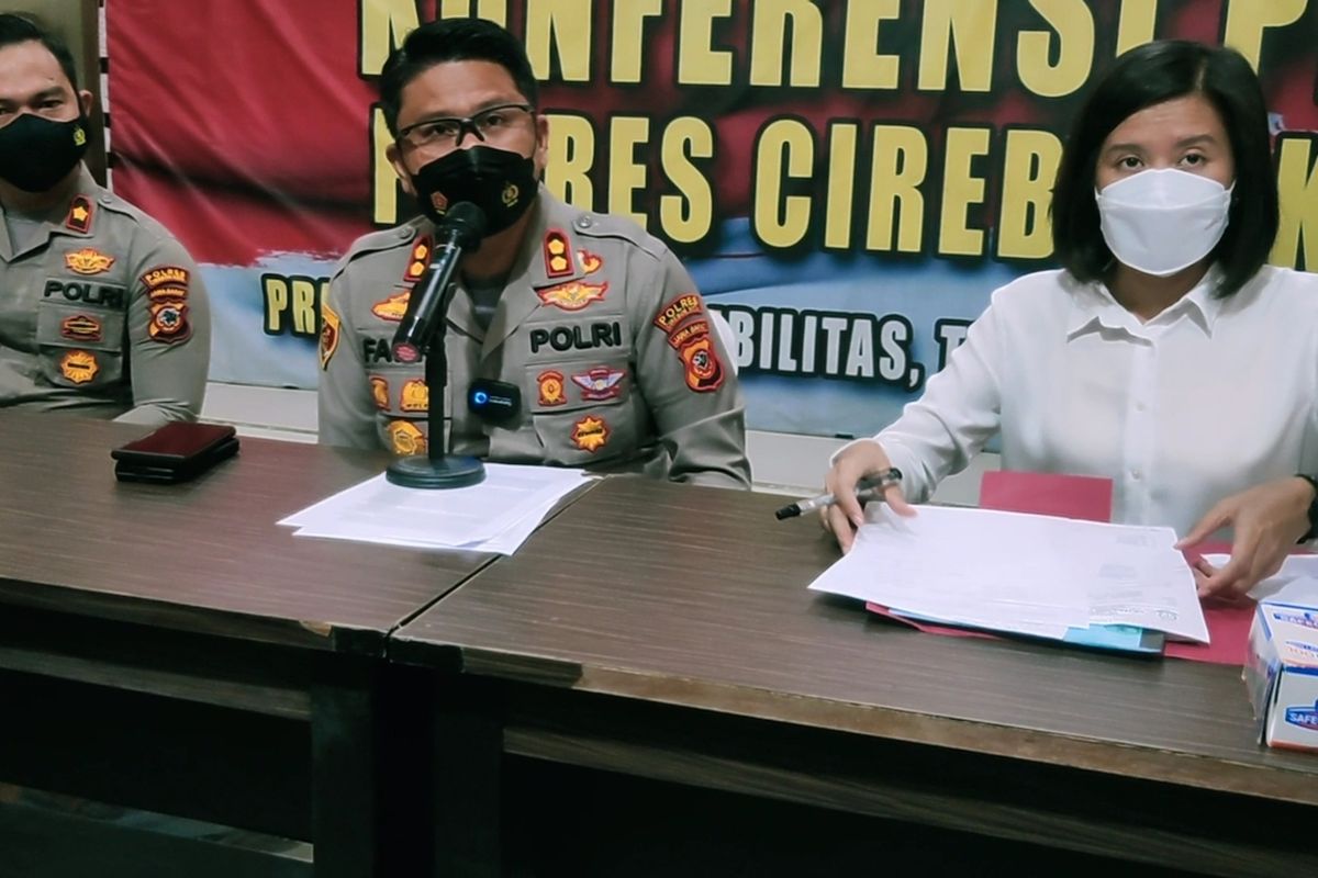 Kapolres Cirebon Kota, AKBP Fahri Siregar, menerangkan kasus penetapan Nurhayati sebagai tersanga pasca mendapatkan surat petunjuk dari Kejaksaan Negeri Sumber Cirebon, dalam gelar perkara, Sabtu (19/2/2022).