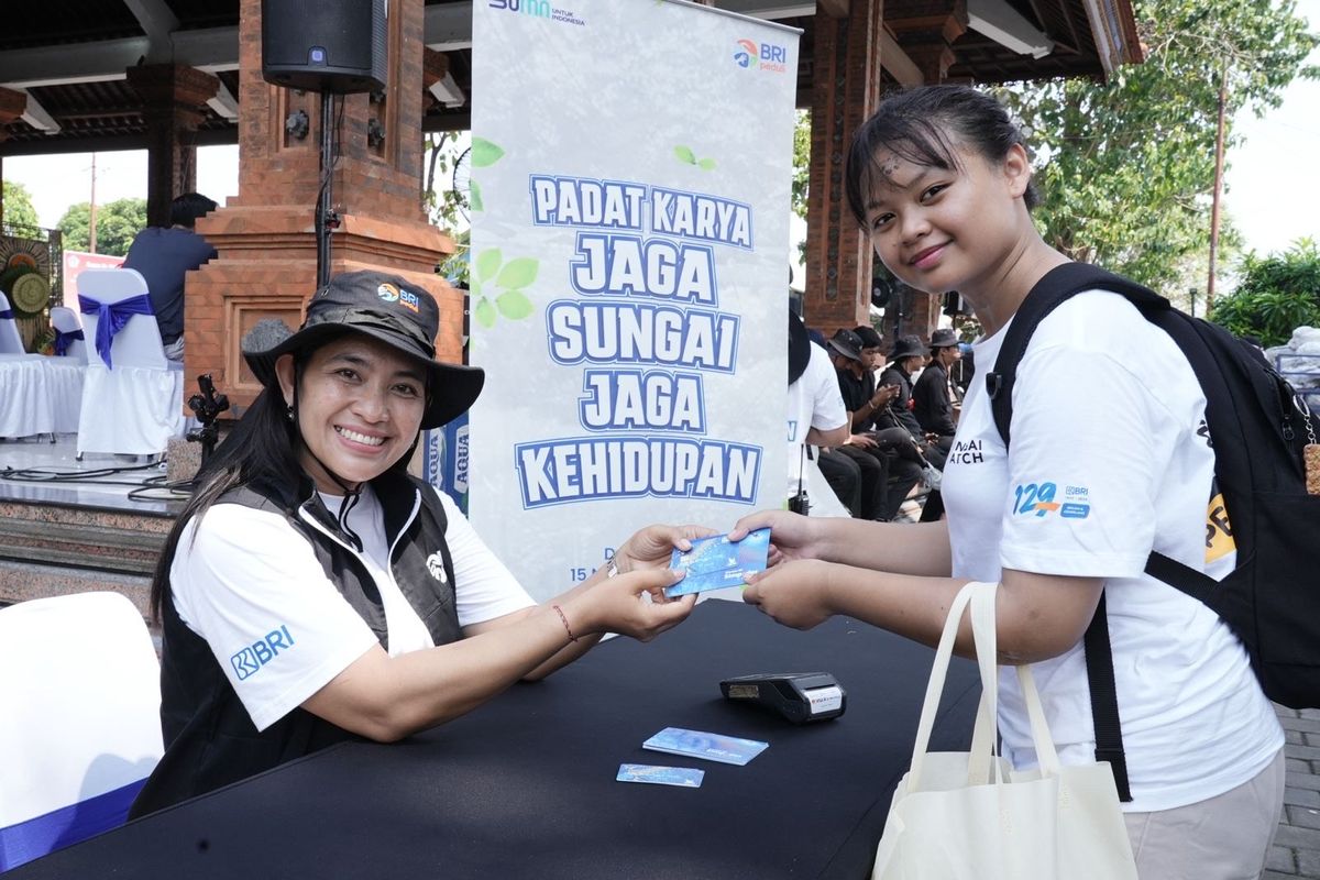 Kegiatan Padat Karya Jaga Sungai Jaga Kehidupan di Sungai Tukad Cari Kabasan, Kelurahan Pedungan, Denpasar, Bali, Jumat (15/11/2024).