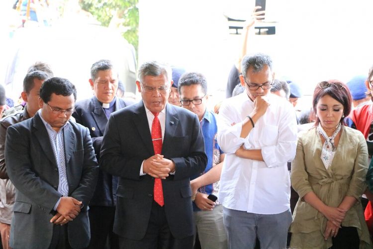 Sihar Sitorus (kemeja putih) dan istri saat berada di hadapan keluarga korban KM Sinar Bangun di Pelabuhan Tigaras, Rabu (20/6/2018).