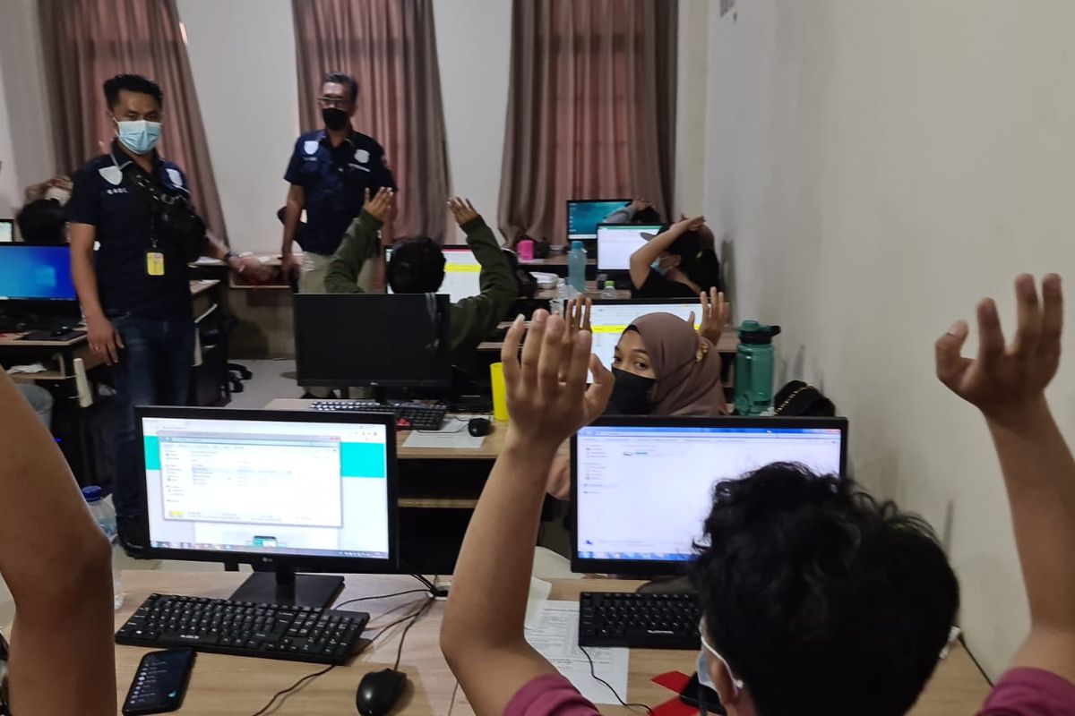 Polisi menggerebek sebuah ruko yang menjadi kantor pinjaman online ilegal di Jakarta Barat, Rabu (13/10/2021). Total 56 orang yang bekerja di ruko itu diamankan. 