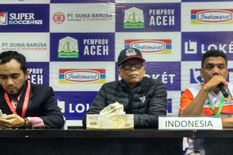 Ketua Panitia Pelaksana (Panpel) Aceh World Solidarity Cup 2017, M Zaini Yusuf (kanan), bersama Ketua Umum BOPI, M Noor Aman (kiri), memberikan pernyataan pers di Stadion Harapan Bangsa, Banda Aceh, Senin (4/12/2017).