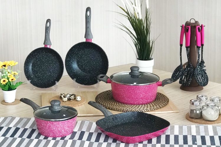 Koleksi alat masak berlapis granit dari BOLDe, Super Pan Black Pink.