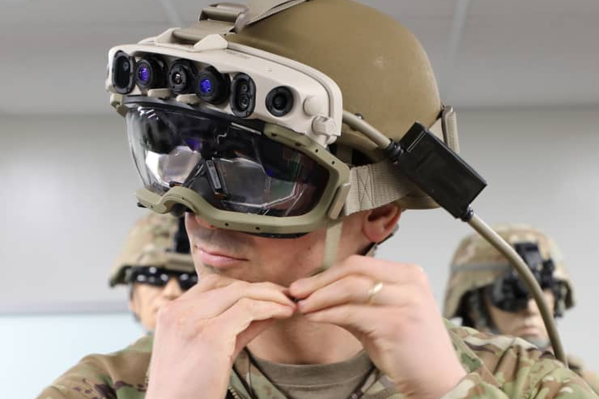 Anggota militer AS mengenakan handset Hololens buatan Microsoft