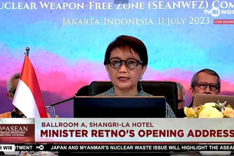 Menteri Luar Negeri (Menlu) Retno L. P Marsudi menyampaikan opening remarks dalam pertemuan untuk membahas kawasan bebas senjata nuklir Asia Tenggara atau Commission of The Southeast Asia Nuclear Weapon Free Zone (SEANWFZ) di Shangri La Hotel, Jakarta Pusat, Selasa (11/7/2023).