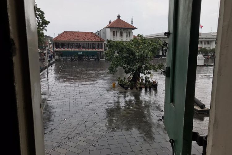 Panorama Stadhuisplein Batavia (Alun-Alun Balaikota) atau kini dikenal dengan Taman Fatahillah dilihat dari ruang Pangeran Diponegoro, Rabu (12/8/2020). Dalam masa penahannya hampir satu bulan di Stadhuis Batavia atau dikenal saat ini sebagai Museum Fatahillah, Pangeran Diponegoro sesekali melihat panorama Stadhuisplein dari balik jendela. 