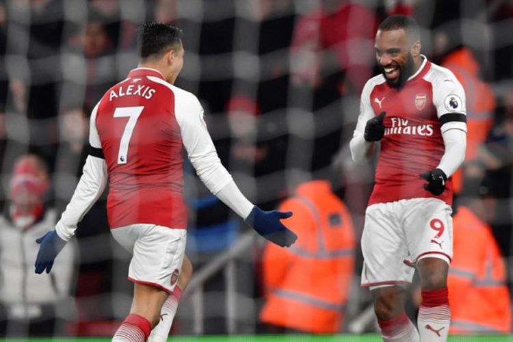 Penyerang Arsenal, Alexandre Lacazette, melakukan selebrasi bersama rekan satu timnya, Alexis Sanchez, pada laga lanjutan Liga Inggris melawan Huddersfield Town di Stadion Emirates, Rabu (29/11/2017) waktu setempat.