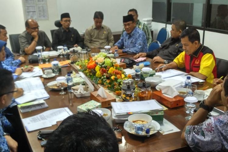 Ketua DPRD Sumbar, Supardi memimpin rapat tertutup soal dana hibah KONI yang sempat menyebabkan perkelahian Wakil Ketua KONI dengan Kabid Olahraga Dispora, Senin (28/10/2019)