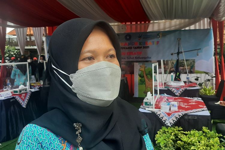 Luluk Faizatul Annisa (40) kader Pos Pelayanan Terpadu (Posyandu) Dusun Kebonsari, Desa Benculuk, Kecamatan Cluring, Kabupaten Banyuwangi, Jawa Timur, Kamis (25/11/2021).