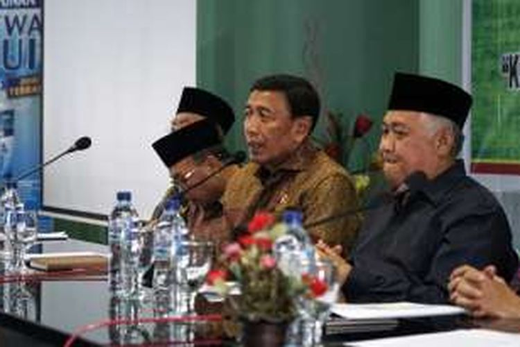 Menko Polhukam Wiranto didampingi Ketua Dewan Pertimbangan MUI Din Syamsuddin saat menghadiri Rapat Pleno ke-14 Dewan Pertimbangan MUI dengan tema 'Kerjasama Ulama-Umara Untuk Kemajuan Bangsa' di kantor MUI, Jakarta Pusat, Rabu (18/1/2017).