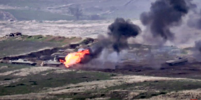 Dalam foto yang dirilis Kementerian Pertahanan Armenia pada 27 September 2020 menunjukkan tentara mereka menghancurkan tank Azerbaijan di wilayah yang dikuasai separatis Armenia di Nagorny Karabakh.
