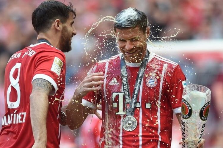 Javi Martinez dan Xabi Alonso merayakan pesta juara Bayern Muenchen di Allianz Arena, Sabtu (20/5/2017).