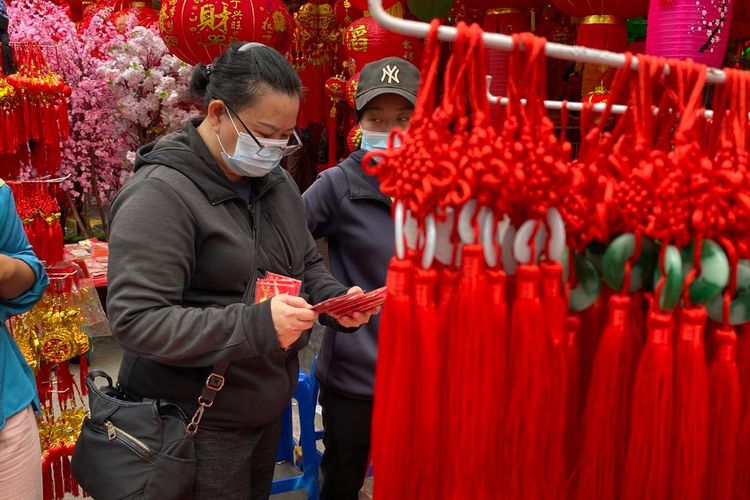 Warga sedang memilih amplop merah atau angpau di Pecinan, Glodok, Jakarta Barat, Rabu (18/1/2023). Dalam budaya Tiongkok, angpau diberikan setiap tahunnya ketika seseorang memiliki rezeki lebih. 