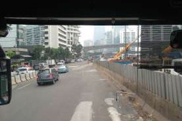 Busway Koridor 1 Blok M - Kota, di sepanjang Jalan Jenderal Sudirman.