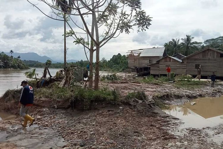Relawan Palang Merah Indonesia (PMI) Aceh Utara berada di lokasi paling parah banjir di Desa Leubok Pusaka, Kecamatan Langkahan, Kabupaten Aceh Utara, Provinsi Aceh, Senin (23/1/2023) sore.