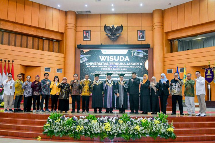 Gelaran wisuda periode kedua Tahun 2025 UT Jakarta memberikan penghargaan pada empat lulusan terbaik, Minggu (28/9/2025).