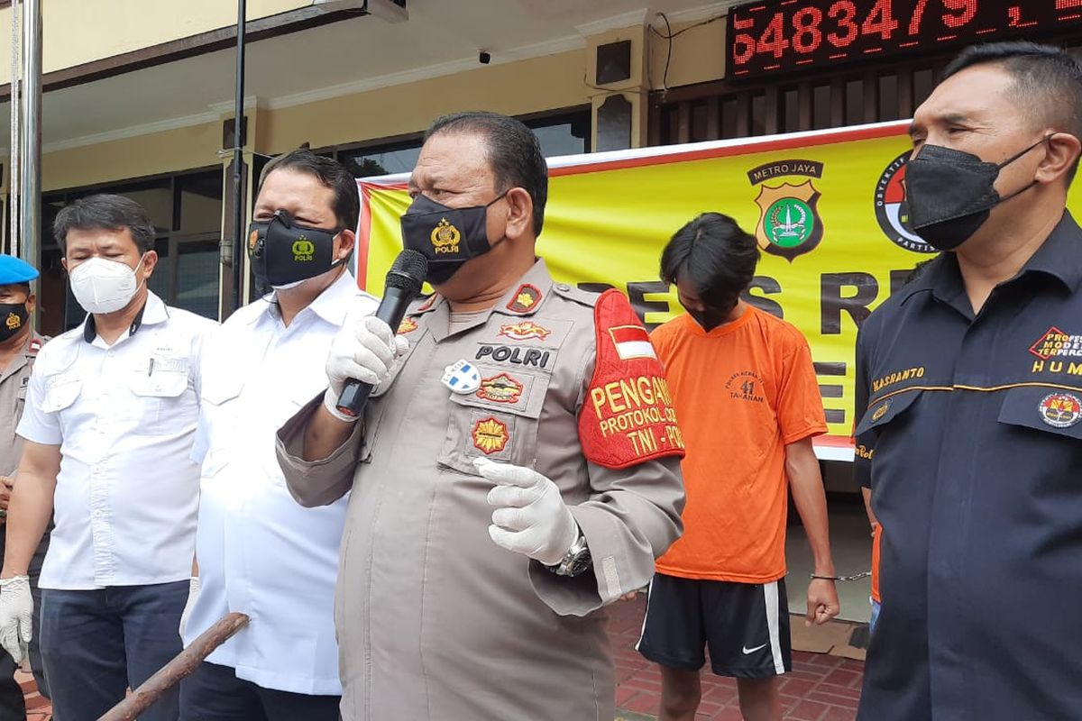 Kapolsek Kebon Jeruk Kompol Robinson Manurung dalam konferensi pers pengungkapan pengeroyokan di Mapolsek Kebon Jeruk, pada Senin (15/3/2021).