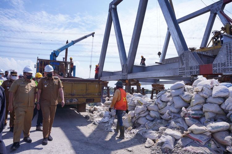 Wali Kota (Walkot) Bobby Nasution saat mengunjungi proyek pembangunan Jembatan Titi Dua Sicanang.