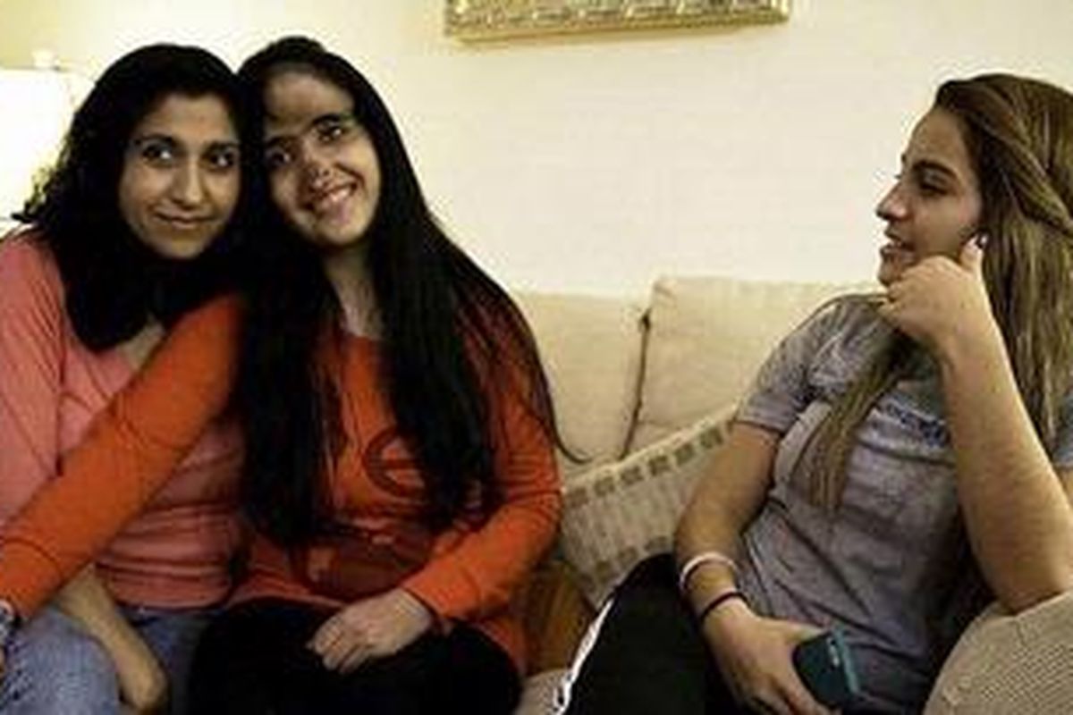 Aesha Mohammadzai berfoto bersama ibu angkatnya Jamila Rasouli-Arsala