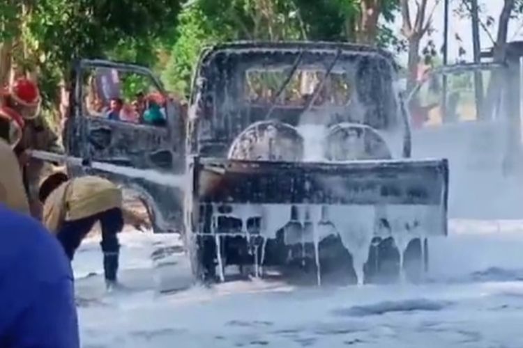 Mobil Pikap yang diduga bermuatan BBM Jenis Solar terbakar di jalan raya Sukosewu-Kapas, Kabupaten Bojonegoro, Jawa Timur, Senin (30/10/2023). Penampakan mobil setelah api dipadamkan petugas.