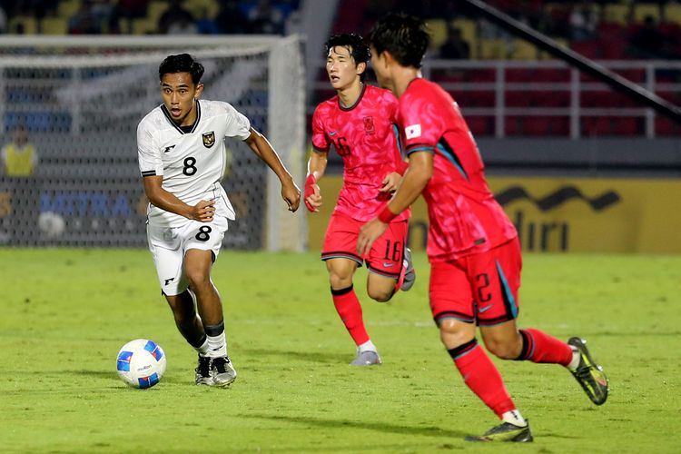 Pemain Timnas U23 Indonesia Muhammad Rayhan Hannan jelang laga Grup J Kualifikasi Piala Asia U23 2026 melawan Korea Selatan yang berakhir dengan skor 1-0 di Stadion Gelora Delta Sidoarjo, Jawa Timur, Selasa (9/9/2025) malam.