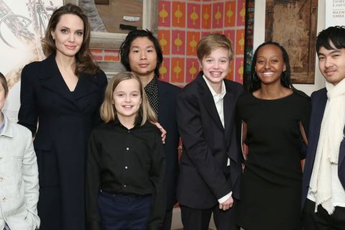 Angelina Jolie dan enam anaknya.