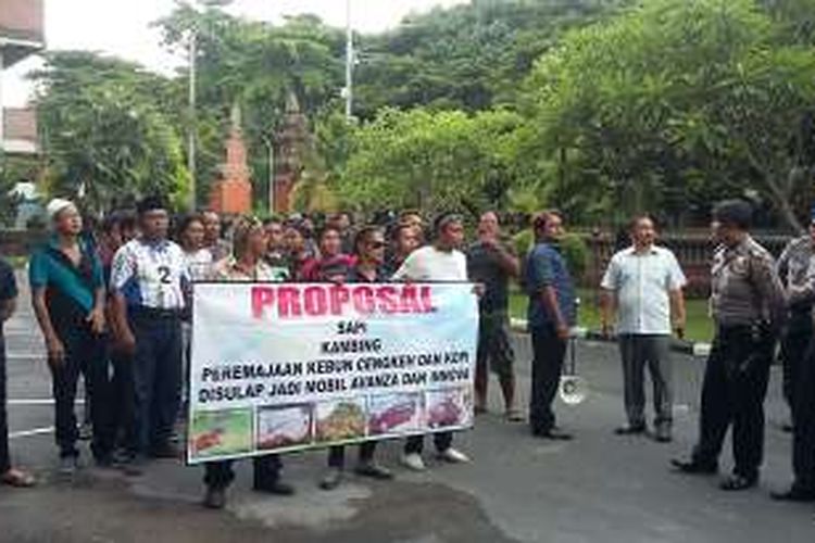 Massa dari LSM-FPMK Buleleng mendatangi Kejaksaan Tinggi Bali. 