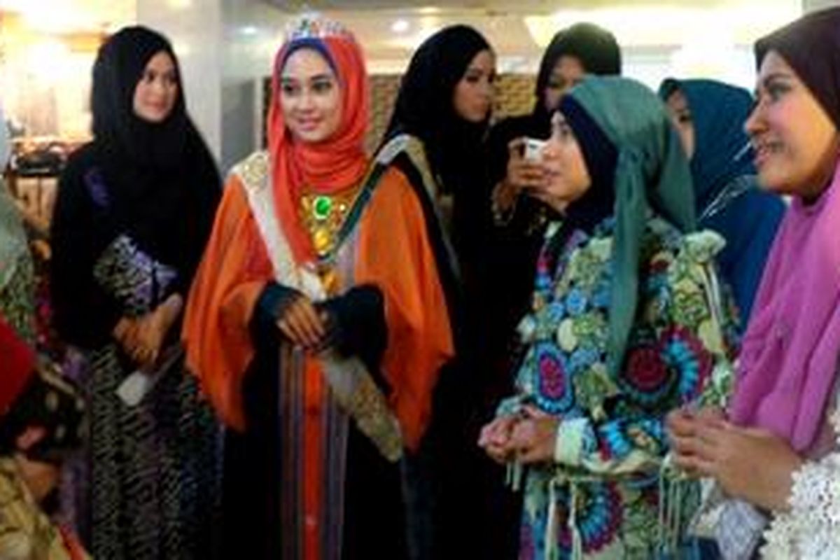 Para pemenang World Muslimah Beauty 2012 beramah tamah dengan sejumlah masyarakat Indonesia di Jeddah dan warga Arab pada Jumat (31/5/2013).