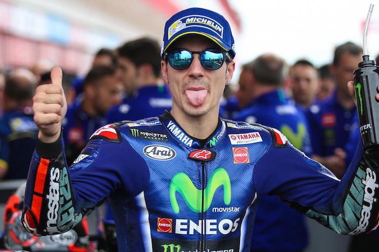 Pebalap Movistar Yamaha Team asal Spanyol, Maverick Vinales, berpose setelah memenangi balapann GP Argentina di Autodromo Termas de Rio Hondo, Minggu (9/4/2017).