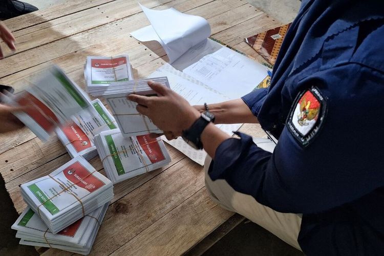 Personil KPU Batam saat menyusun dan menghitung surat suara yang rusak dan lebih saat akan dimusnahkan yang disaksikan oleh Bawaslu Kota Batam dan pihak pihak kepolisian.