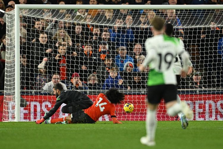 Gelandang Luton Town asal Belanda, Tahith Chong, menjebol gawang Liverpool yang dikawal kiper Alisson Becker pada laga pekan ke-11 kompetisi teratas Liga Inggris, Premier League, musim 2023-2024 yang digelar di Stadion Kenilworth Road, Minggu (5/11/2023).