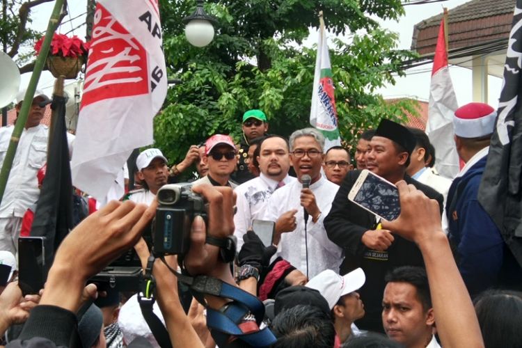Buni Yani saat berorasi di depan massa pendukungnya di Pengadial Negeri Bandung, Selasan (13/6/2017)