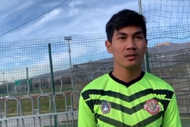 Kiper tim Garuda Select II, Yogi Hermawan saat ditemui usai sesi latihan di Como, Italia, Selasa (21/1/2020).