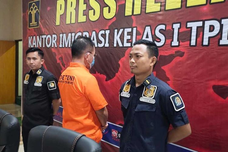 Satu dari tiga warga Malaysia yang memiliki KTP dan KK Bengkalis diamankan di Kantor Imigrasi Pekanbaru, Riau, Kamis (30/3/2023).