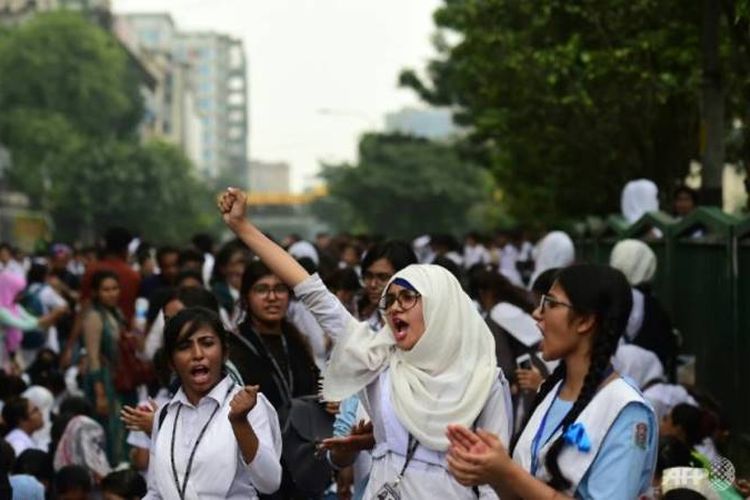 Pelajar Bangladesh memblokir jalan selama aksi unjuk rasa di Dhaka pada Sabtu (4/8/2018), menyusul kematian dua pelajar dalam kecelakaan lalu lintas. (AFP/Munir Uz Zaman)
