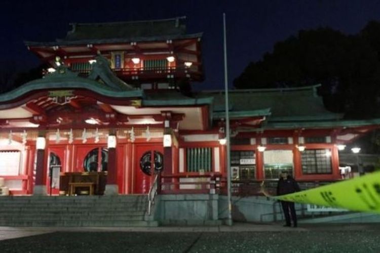 Petugas memasang garis polisi di kuil Tomioka Hachimangu di Tokyo, tempat terjadinya pembunuhan pendeta kuil menggunakan katana.