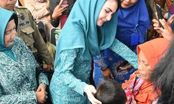Arumi Bachsin Serahkan Bantuan kepada Korban Banjir Bandang Bondowoso