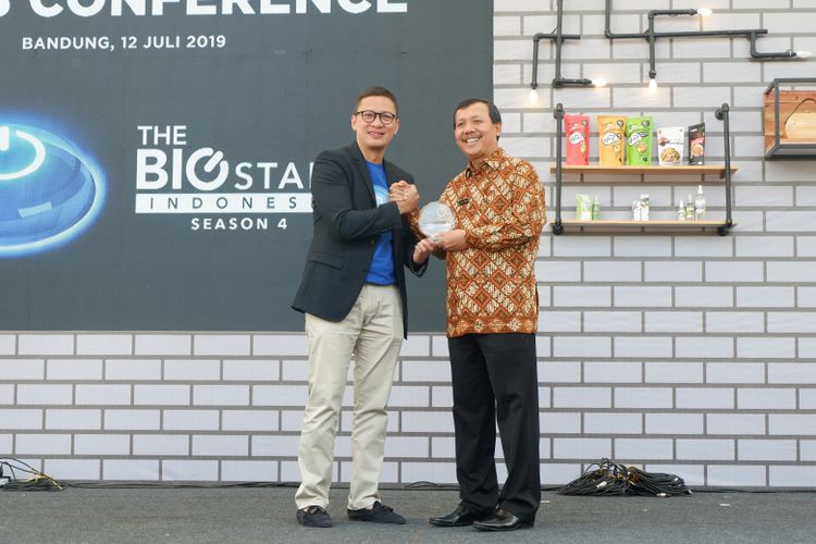 Deputy CMO Blibli.com Andy Adrian memberikan tanda apresiasi kepada Sekretaris Daerah Jawa Barat Iwa Karniwa atas kerja sama keduanya dalam memajukan UMKM Jawa Barat.