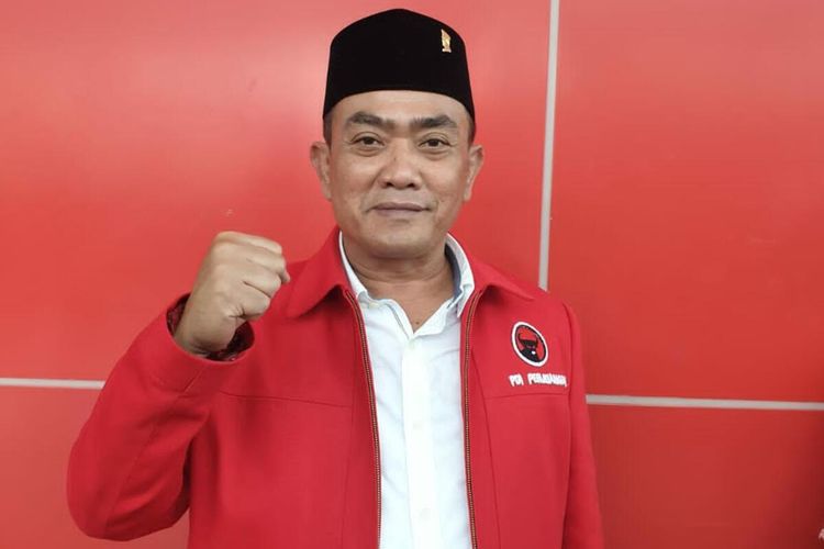 Wali Kota Cirebon Nasrudin Azis, mengenakan jas berlogo PDIP, pada Selasa (10/1/2023. Nasrudin Azis sebelumnya merupakan kader Partai Demokrat yang pindah ke PDIP pada momen ulang tahun PDIP ke 50.