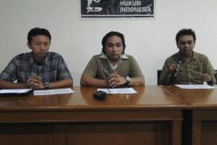 Kepala Bidang Advokasi LBH Jakarta, Muhammad Isnur (paling kiri), Direktur Advokasi YLBHI, Bahrain (tengah), dan Peneliti IRL, Erwin Oemar di kantor YLBHI, Jakarta, Minggu (6/10/2013) dalam jumpa pers terkait tertangkapnya Akil Mochtar