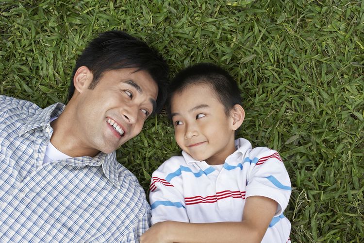 Meski terkesan sederhana, ucapan Hari Ayah yang bermakna bisa membantu mempererat relasi dengan ayah sekaligus menyampaikan ungkapan sayang yang mungkin selama ini tak terungkapkan.
