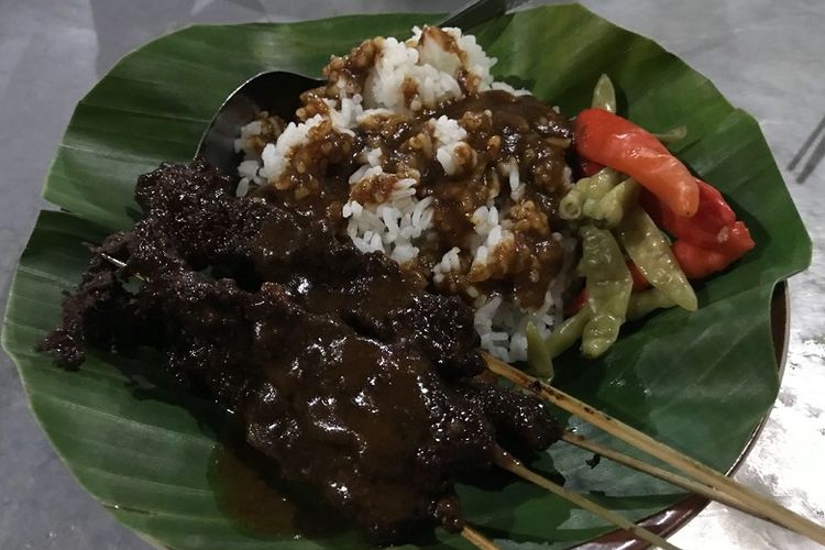 Seporsi sate kerbau yang dicampur dengan bumbu kecap dan cabai rebus di Warung Sate Kerbau Min Jastro, Kudus, Jawa Tengah. Sate kerbau merupakan salah satu makanan khas Kudus.