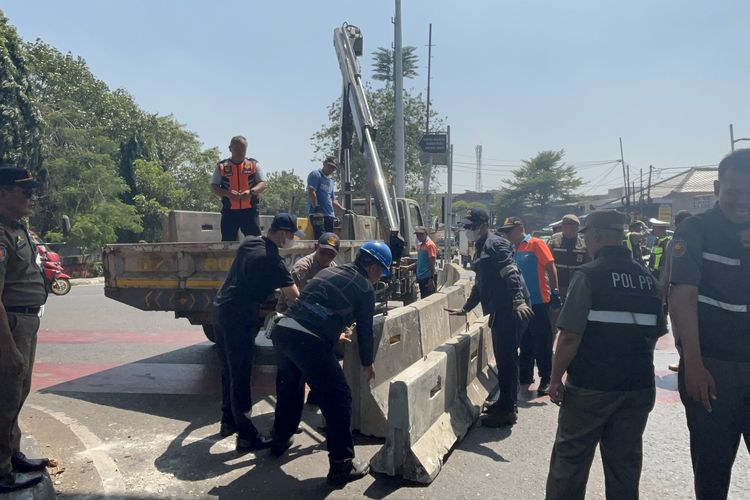 Jalur Lampur Merah Pesing Jakbar Ditutup Barrier Beton, Polisi: Cegah Pak Ogah Buka Jalan Lagi