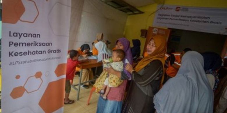 Warga antre untuk mendapatkan layanan kesehatan gratis di Bandung, Jawa Barat, Jumat (18/10/2019). 