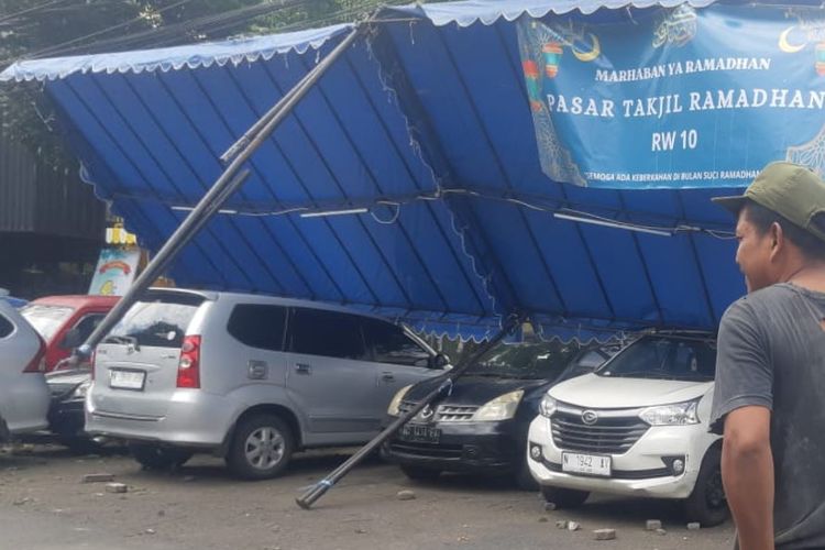 Tenda Pasar Takjil yang terletak di Simpang Talun, Kota Malang, Jawa Timur roboh usai terkena angin kencang, Rabu (13/3/2024) siang.