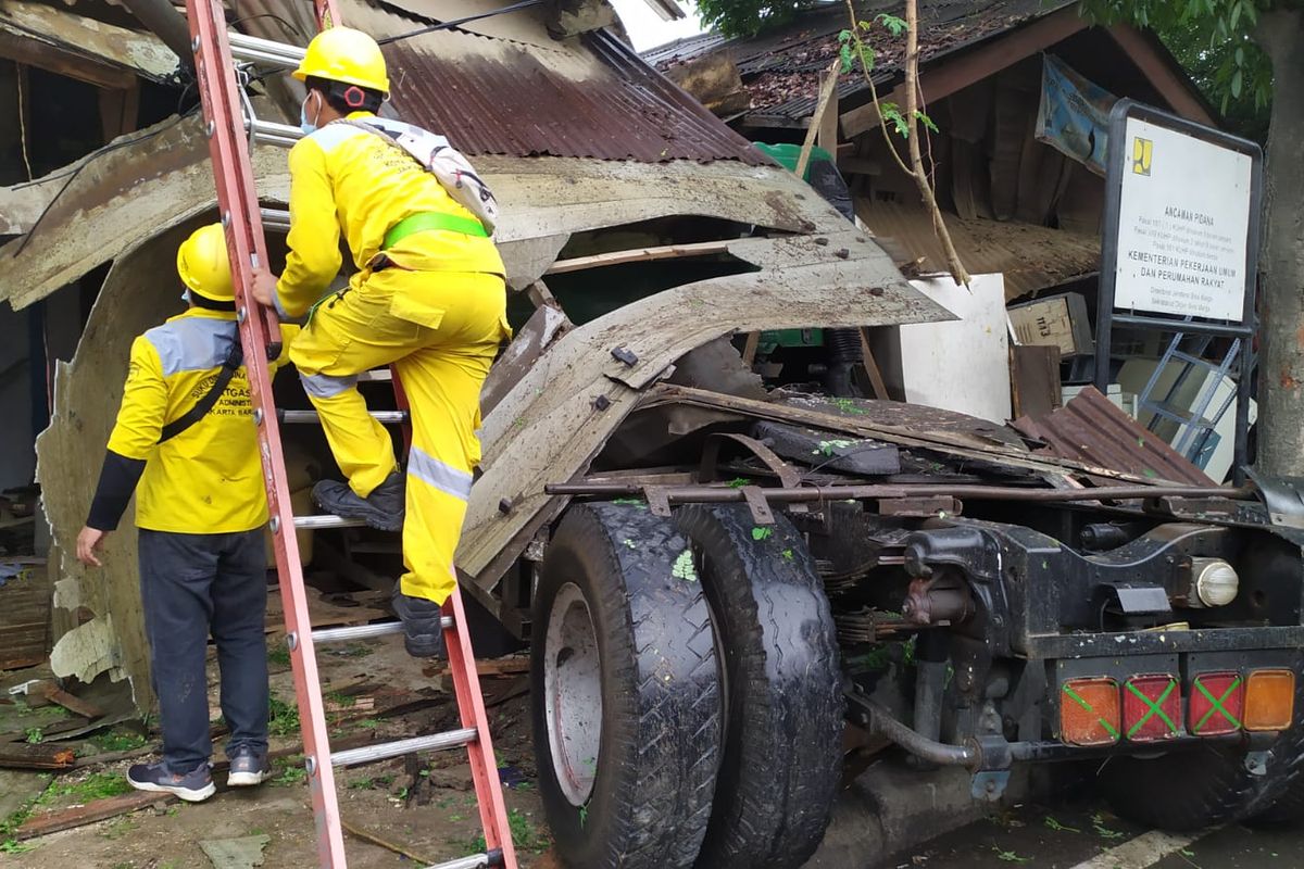 Sebuah trailer menabrak sebuah rumah produksi mebel di Jalan Outer Ringroad, Duri Kosambi, Jakarta Barat, Senin (1/11/2021). 