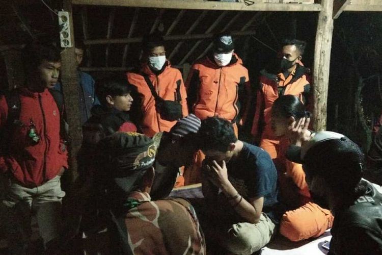 Tim SAR gabungan evakuasi survivor yang sempat tersesat di Gunung Manglayang, Sumedang, Jawa Barat, Minggu (26/7/2020). Dok. Basarnas Jawa Barat/KOMPAS.com